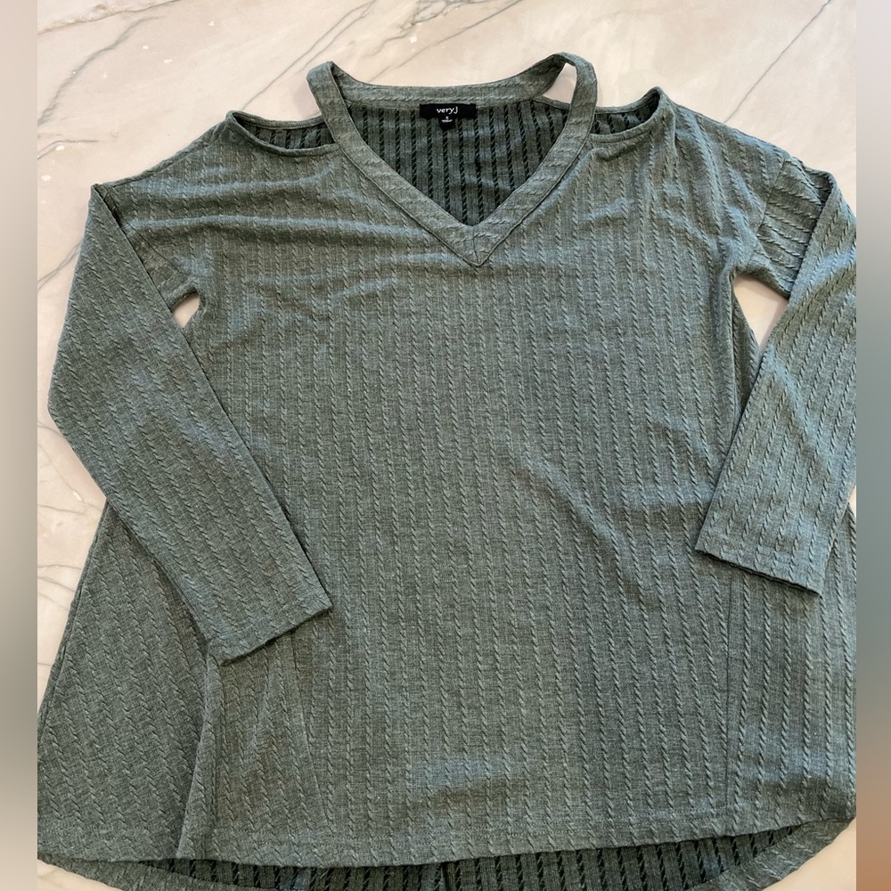 VeryJ Top cold shoulder long sleeve Sz Sm
